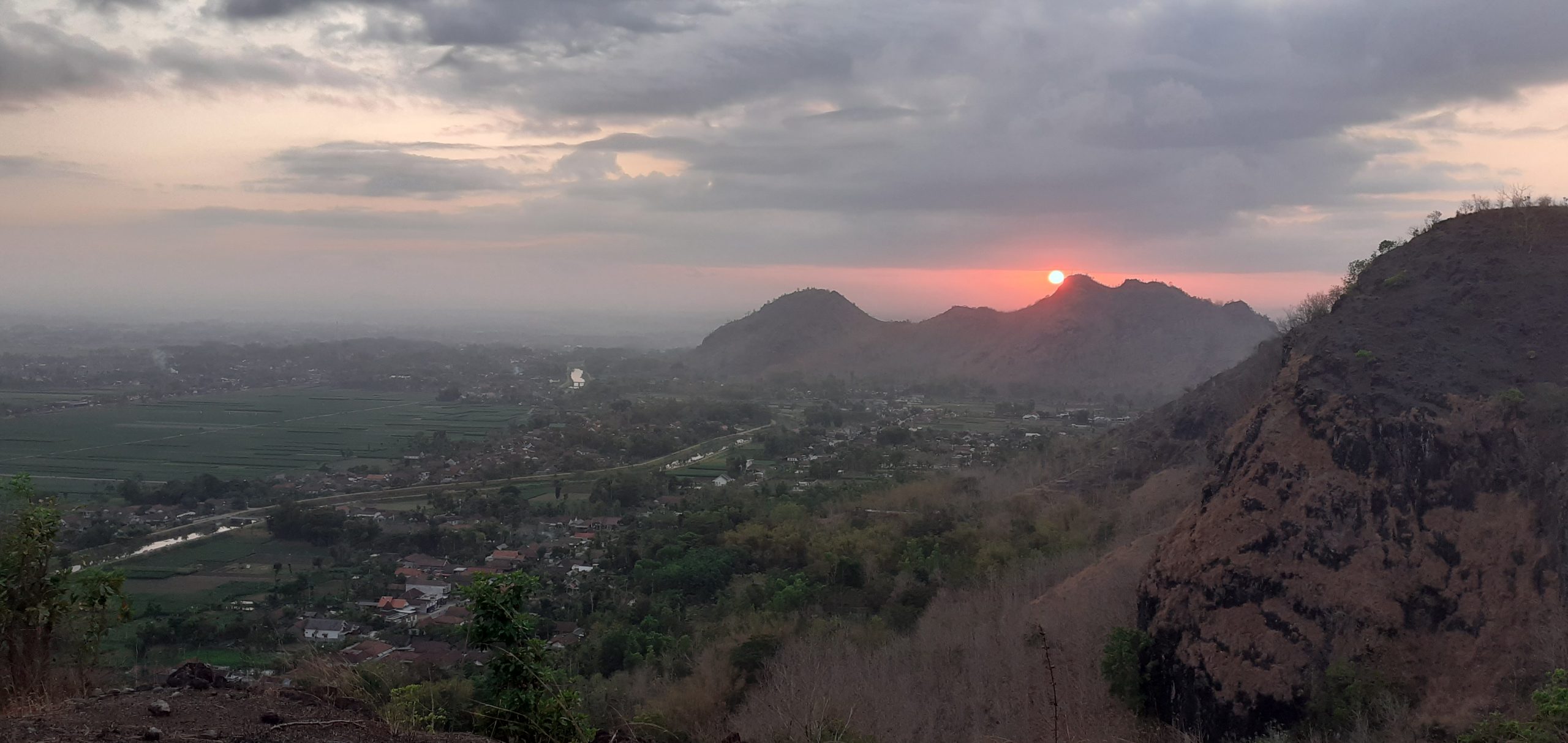 Senja, Candi, dan Bayangmu Senja, Candi, dan Bayangmu