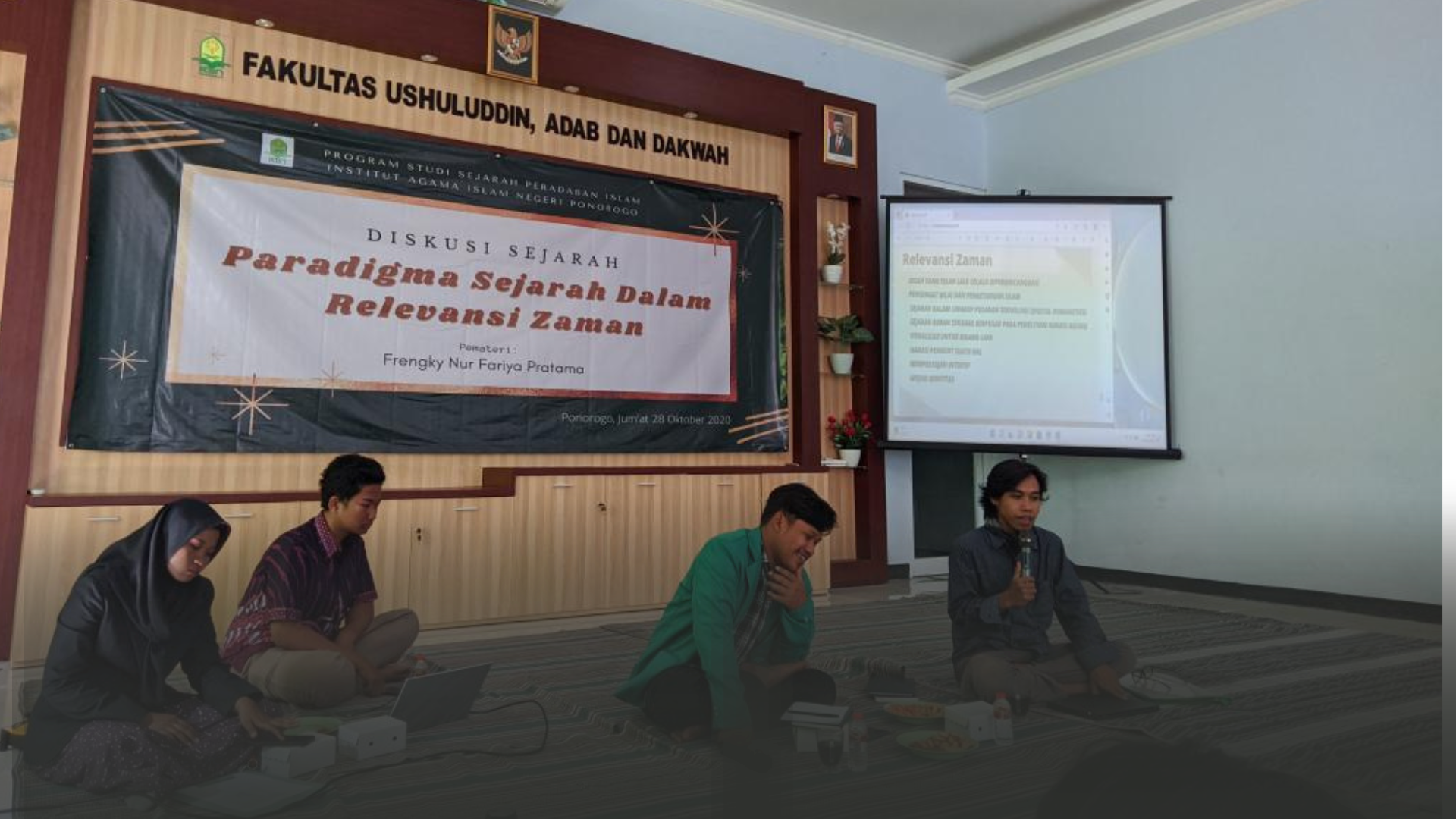 Apakah memisahkan Sastra dan Sejarah masih relevan?